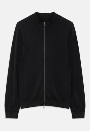 Čierny cardigan na zips s dlhým rukávom a rebrovaným okrúhlym výstrihom, manžetami a lemom, zobrazený na bielom pozadí.