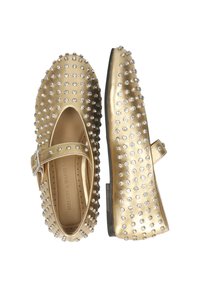 Chaussures Mary Jane dorées avec des clous argentés, semelles plates et une sangle à boucle, présentées en vue de dessus et de côté sur un fond blanc.