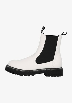Bottines Chelsea blanches avec panneau latéral élastique noir, en cuir texturé, à bout arrondi et semelle crantée noire épaisse ; présente des coutures blanches contrastantes.