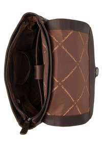 Interno di una borsa in pelle marrone scuro con chiusura a zip, caratterizzato da una superficie liscia e una fodera in tessuto stampato che mostra "The Chesterfield Brand".