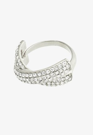 Srebrni prsten s uvrnutim dizajnom, ukrašen brojnim prozirnim lažnim draguljima koji stvaraju teksturirani i sjajni efekt.