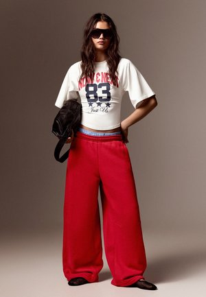 Bershka, PLUSH PARACHUTE - TROUSERS - Pantalon de survêtement - red