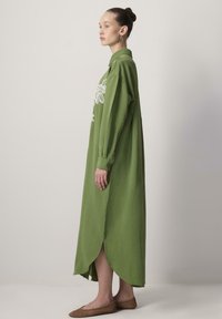 Touché Privé TEXTURED EMBROIDERED  - Maxi šaty - khaki