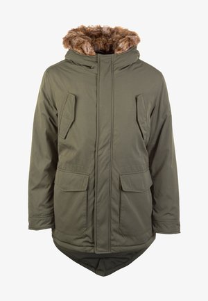 Parka verde oliva con cappuccio foderato di pelliccia, due tasche a patta oblique sul petto, due tasche a patta inferiori e chiusura frontale con zip e pattina antivento.