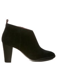 Czarny zamszowy botek za kostkę z ostrym czubkiem, zwężanym obcasem i fakturowanym tyłem. Posiada czerwony akcent przy kostce oraz gładk�ą podeszwę.