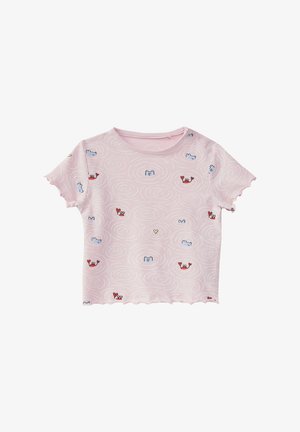 Roze T-shirt met korte mouwen en geschulpte randen, voorzien van een golvend patroon en verschillende kleine geborduurde zeedieren in blauw en rood.