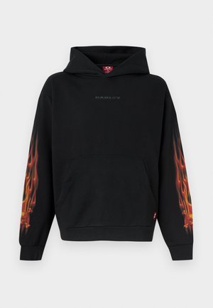 Černá mikina s kapucí a přední kapsou, nenápadné logo Oakley na hrudi a oranžovo-červené plamenové vzory na obou rukávech.