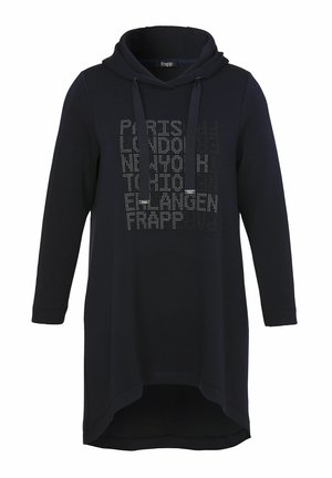 Langes schwarzes Kapuzenkleid mit High-Low-Saum, Kordelzügen und vorderem Text, der Städte wie Paris und London in gepunkteten Buchstaben auflistet.