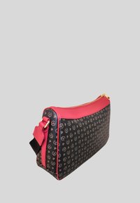 Pochette design rettangolare nera e rosa con cerniera dorata e motivo ripetuto a "P", vista angolata su uno sfondo grigio chiaro uniforme.