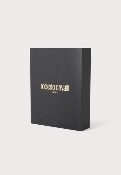 Μαύρο ορθογώνιο κουτί με χρυσό λογότυπο "roberto cavalli HOME" στο κέντρο της μπροστινής πλευράς, τοποθετημένο σε απλό ανοικτό φόντο.