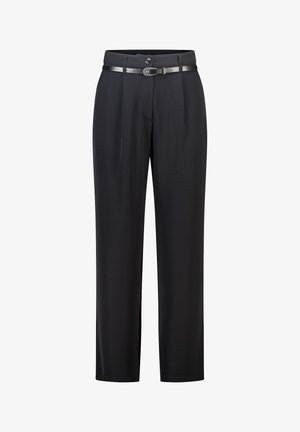 Pantalon noir ajusté à jambes droites avec plis avant, fermeture à un seul bouton, et une ceinture fine en cuir noir avec une boucle argentée.