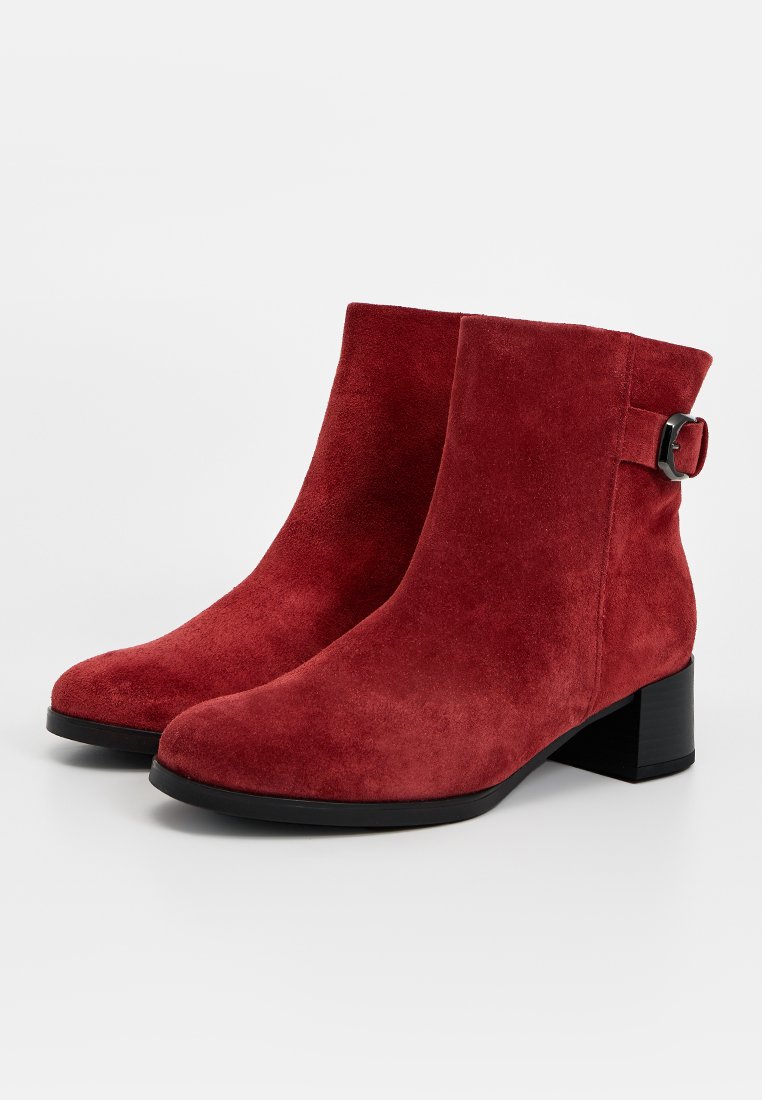 Rote Wildleder-Stiefel mit rundem Zeh, mittelhohem Blockabsatz und einem seitlichen Riemen mit metallischer Schließe.
