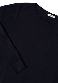 Maglione blu navy realizzato in morbido materiale a maglia, con scollatura a girocollo e maniche lunghe con polsini a costine. Etichetta visibile all'orlo del collo.