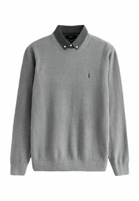 Jersey de punto acanalado gris para hombres, superpuesto sobre un cuello de camisa de cuadros en blanco y negro, con mangas largas y un pequeño logo bordado en el pecho.