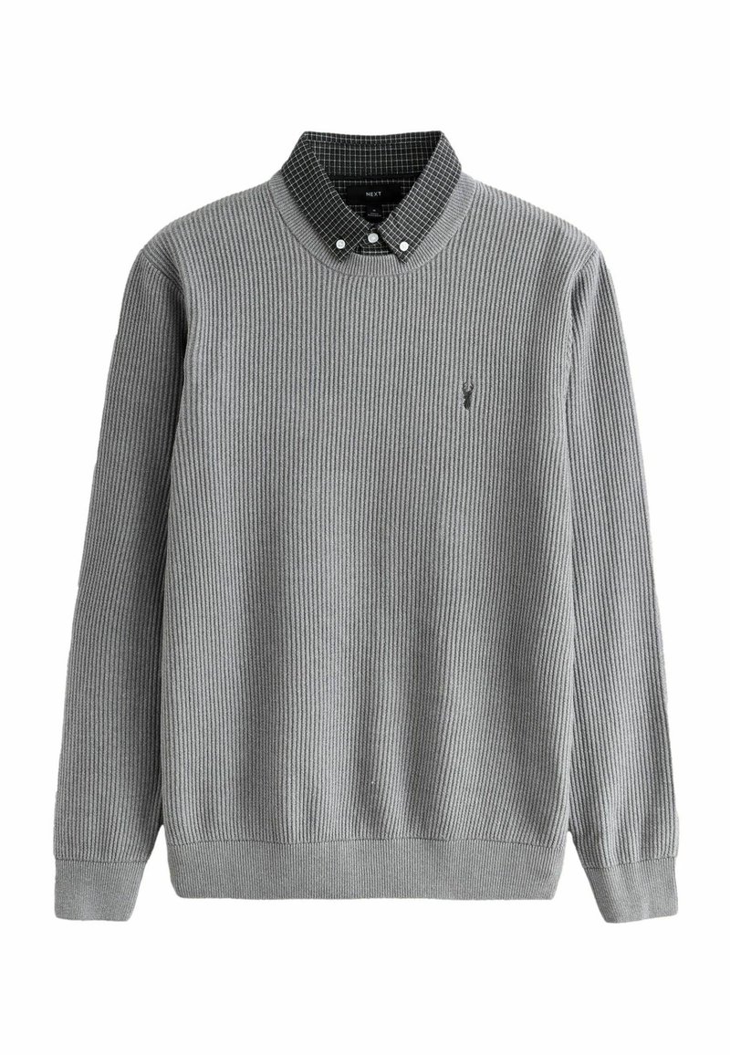 Jersey de punto acanalado gris para hombres, superpuesto sobre un cuello de camisa de cuadros en blanco y negro, con mangas largas y un pequeño logo bordado en el pecho.