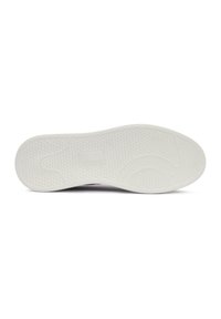 Suola di sneaker bianca in gomma testurizzata, con un motivo a onde e piccole fossette circolari per garantire grip. Forma piatta e arrotondata senza elevazione.