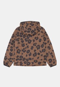 Veste rembourrée marron avec motif léopard noir, dotée d'une capuche, de poignets élastiques et d'une texture matelassée. Aucune poche frontale visible.