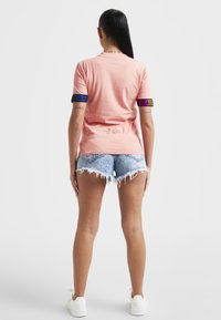 SIKSILK TAPED T-SHIRT - Triko s potiskem - coral