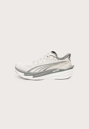 Puma DEVIATE NITRO 4 - Chaussures de running - alpine snow/slate sky