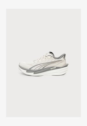 Puma DEVIATE NITRO 4 - Chaussures de running - alpine snow/slate sky