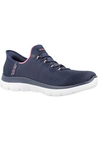 Scarpa slip-on in rete blu navy con accenti rosa, dotata di suola in gomma bianca e lacci elastici. Design leggero e traspirante.