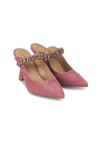 Zapatos de tacón tipo slingback en ante rosa con puntera afilada, que presentan una correa decorada con strass en la parte delantera y un tacón bloque de altura media.