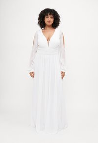 Weißes langes Kleid mit tiefem V-Ausschnitt, gerafftem Bund, fließendem Rock und langen durchsichtigen Ärmeln, die über ausgeschnittene Schultern verfügen und eine glatte Textur aufweisen.