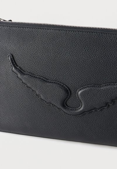 Μαύρο δερμάτινο πουγκί με ανάγλυφο σχέδιο φτερού ραμμένο στην πρόσοψη και ασημένιο φερμουάρ στην πάνω άκρη.