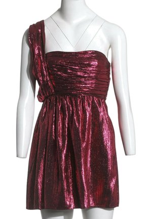 Robe asymétrique rouge foncé brillante avec corsage froncé et jupe évasée présentée sur un buste de mannequin blanc.