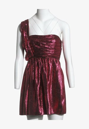 Robe asymétrique rouge foncé brillante avec corsage froncé et jupe évasée présentée sur un buste de mannequin blanc.