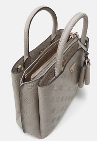 Borsa a tracolla grigia con due manici arrotondati, scomparti con doppia zip, dettagli dorati e un charm rimovibile. Motivo testurizzato su tutta la superficie.