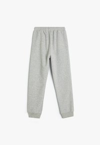 Grå sweatpants med elastisk talje, indsnørede benåbninger og et blødt, struktureret stof. Simpelt og udekoreret design.