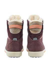 Stivali a metà polpaccio in suede borgogna con dettagli trapuntati beige, fodera interna morbida e cinture arancioni sul tallone per un supporto aggiuntivo.