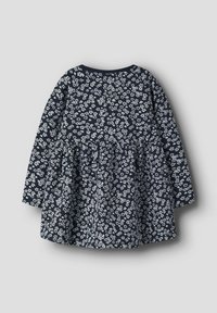 Marineblaues Langarmkleid mit plissiertem Rock und weißem Blumenmuster. Rundhalsausschnitt, weicher Stoff und strukturierte Oberfläche.