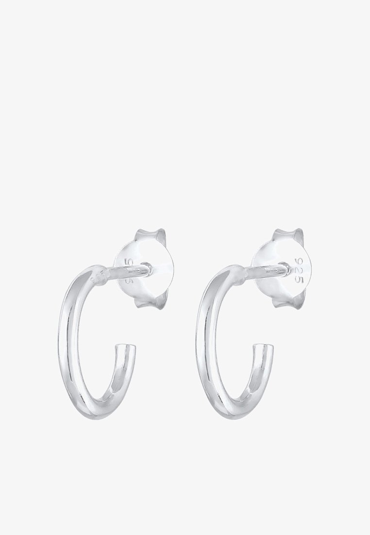 Paire de petites boucles d'oreilles simples en argent en forme de créole avec fermoir papillon, finition polie et poinçonné "925" pour argent sterling.