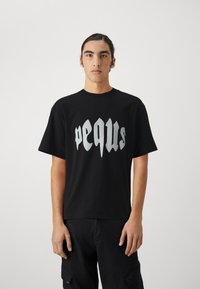 PEQUS MYTHIC LOGO UNISEX - Triko s potiskem - black/white