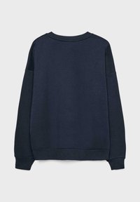 Sweat-shirt bleu marine à manches longues avec col rond, poignets et ourlet côtelés, vu de dos sur un fond gris clair uni.