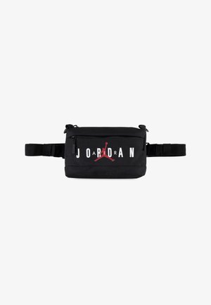 Czarna nerka z regulowanym paskiem, z wyraźnym białym logo "JORDAN" oraz czerwoną sylwetką Jumpman na froncie. Zamek błyskawiczny.