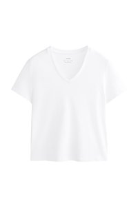 Tricou alb cu guler în V, confecționat din bumbac moale, cu mâneci scurte și o croială lejeră. Fără modele sau accesorii vizibile.