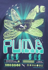 Μεγάλο στυλιζαρισμένο λουλούδι με διαφανή φτερά, κείμενο "PUMA" από κάτω, αριθμός "48" πάνω δεξιά και αφηρημένα κεφάλια με φράσεις σε σκούρο φόντο.