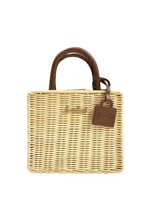 Sac à main rectangulaire en osier beige avec des poignées en cuir marron foncé et une étiquette en cuir assortie attachée à une poignée.