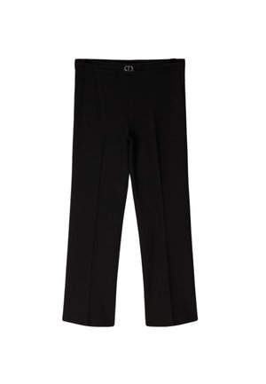 Pantaloni neri con un design dritto e cropped. Presentano una texture di tessuto liscia e una vita con passanti per la cintura semplice, arricchita da un sottile accento metallico.