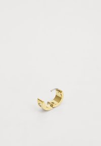 Bracciale in metallo dorato con un design curvo, dettagli incisi e un piccolo accento in argento. Texture liscia, stile minimalista.