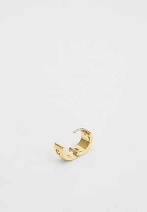 Pulsera de brazo de metal dorado con un diseño curvado, detalles grabados y un pequeño acento plateado. Textura suave, estilo minimalista.
