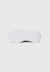 Schuhsohle mit einer strukturierten weißen Gummisohle, die ein Zickzackmuster für Halt bietet, und einem glatten oberen Rand, der zu Schwarz übergeht.