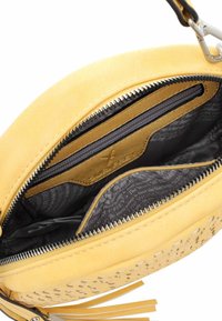 Geel leren handtas met een ronde vorm, voorzien van geperforeerde details, een ritsvak aan de binnenkant en een gestructureerde voering.