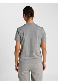 Graues Baumwoll-T-Shirt mit kurzen Ärmeln, einem runden Halsausschnitt und einer glatten Textur. Hat ein einfaches Design mit minimalen Details.