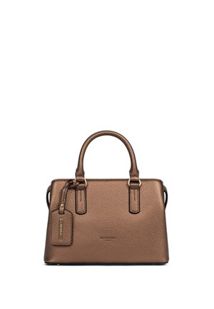 Brązowa torebka ze skóry o fakturze, z dwoma uchwytami, zawieszką w kształcie prostokąta oraz subtelnym logo marki na środku z przodu.