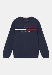 Sudadera azul marino con cuello redondo acanalado, mangas largas y una franja horizontal con acentos en rojo, blanco y negro; logotipo bordado de "TOMMY HILFIGER".