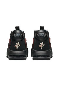 Svarta hög-top sneakers med mesh- och lädermaterial, röda accenter och logodetalj på hälen. Texturerad sula för grepp.